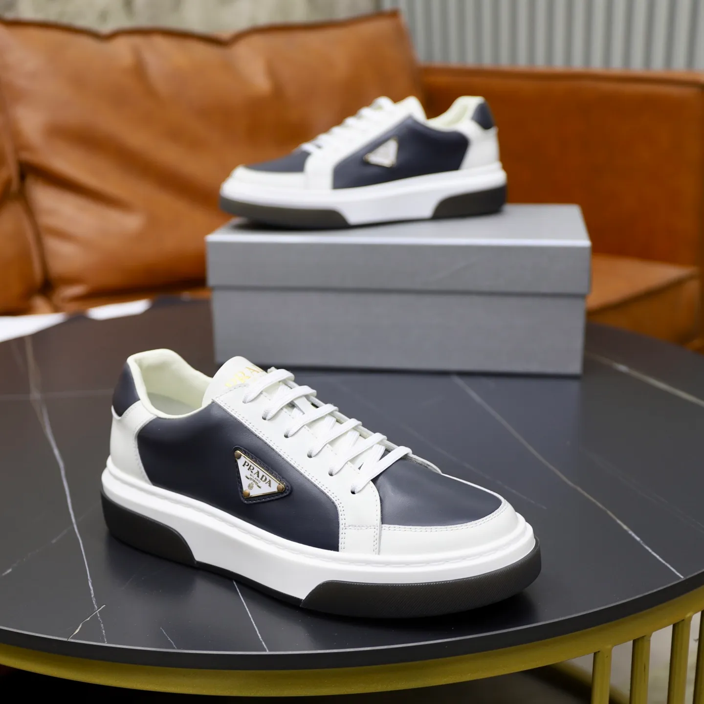 Factory price: 720💰Top original order Brand: PRADA (Prada) Standard code: Men's size 38/44 (45 can be customized) Grade: Same as the official website Material: Original cowhide stitching imported cowhide lining Original combination two-color wear-resistant soft outsole Style category: Leisure and sports version Young fashion European and American trend British style Color: Actual picture color
